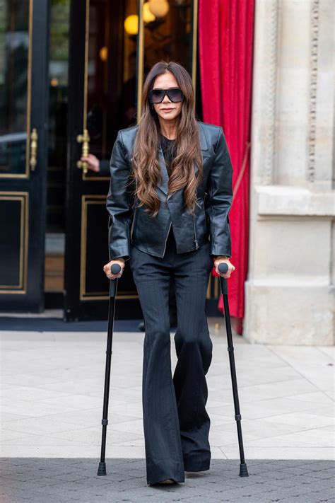 why is victoria beckham on crutches in real life|Why Victoria Beckham is attending fashion week on crutches.